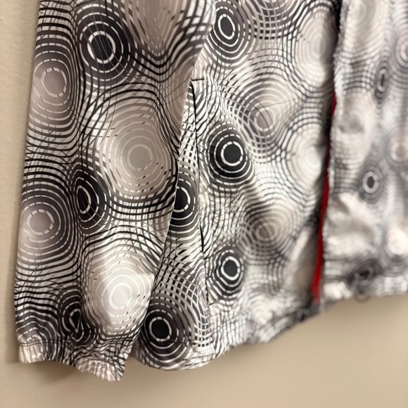 Saucony Black & White Swirl Running Jacket with Vibrant Coral Accents - Picture 9 of 16